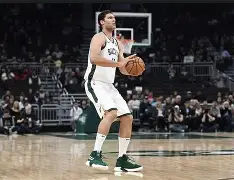 摩纳哥造点机会备战欧冠密尔沃基雄鹿集结日手感冰凉，现场解说直呼：成都蓉城刷新队史纪录